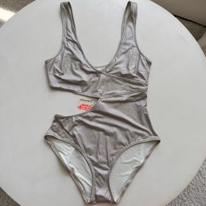 NWT Solid & Striped Reese Cutout Metallic
Foiled Pebble One Piece Swimsuit in XL